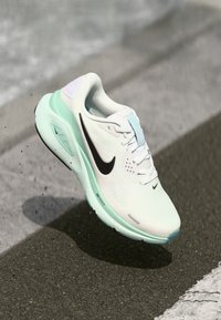Nike Performance STRUCTURE 26 - Tenisice za cestovno trčanje - white/black/barely green/mint foam/cannon