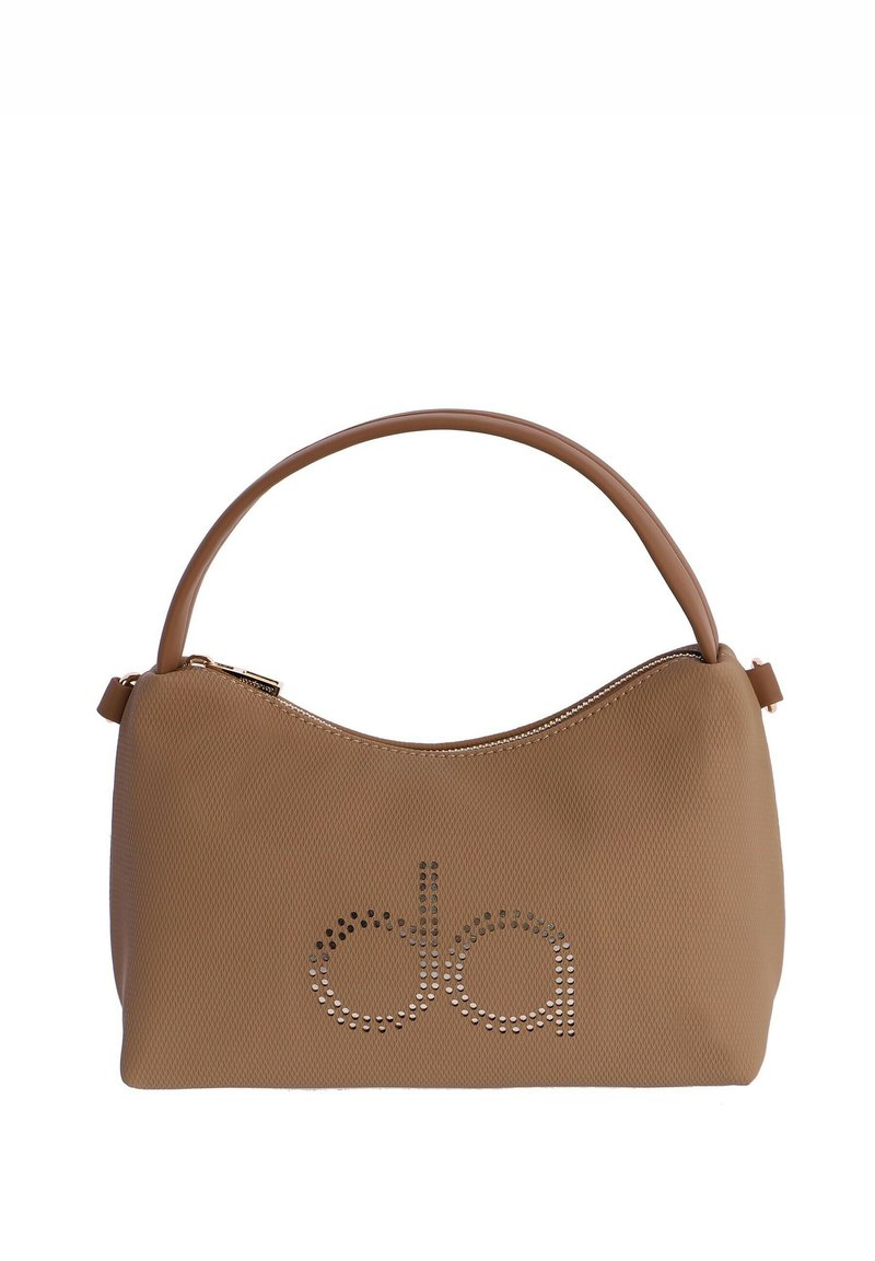 Bolso de mano texturizado marrón con forma curva, que presenta un asa redondeada y un diseño perforado de "da" en la parte frontal. Cierre de cremallera en la parte superior.