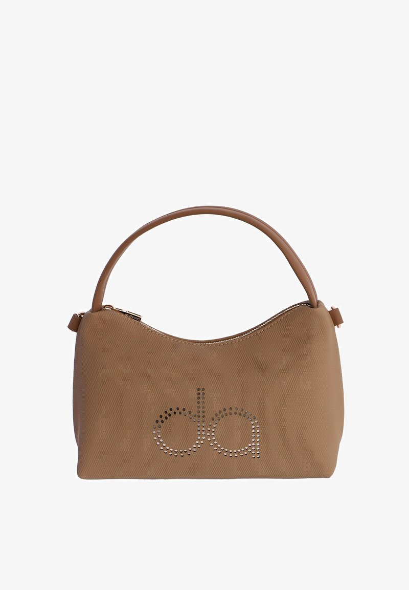 Bolso de mano texturizado marrón con forma curva, que presenta un asa redondeada y un diseño perforado de "da" en la parte frontal. Cierre de cremallera en la parte superior.