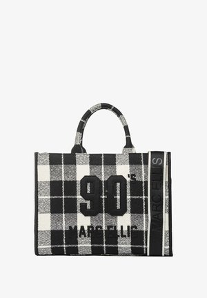 Sac fourre-tout à carreaux noir et blanc, doté de deux poignées courtes, avec un grand logo "90's" imprimé et la marque "MARC ELLIS" sur le côté.