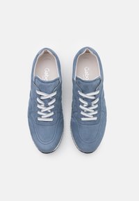Blaue Wildleder-Sneaker mit weißen Schnürsenkeln, runder Zehenpartie und strukturiertem Obermaterial. Weiche Innenausstattung und kontrastierendes Gummisohlendesign.