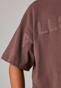 smALLSAINTS BIGGY LOGO CREW - Triko s potiskem - chestnut brown