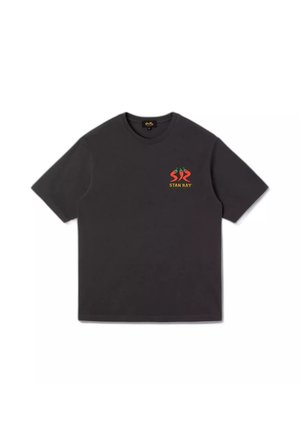 Zwart T-shirt met korte mouwen met een klein rood en groen chilipeperlogo en gele "STAN RAY" tekst op de linkerborst.