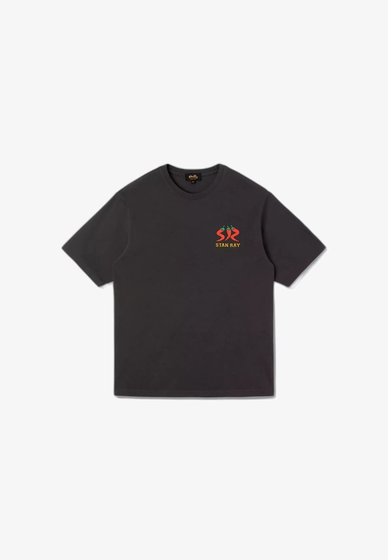 T-shirt noir à manches courtes avec un petit logo piment rouge et vert et le texte jaune "STAN RAY" sur la poitrine gauche.