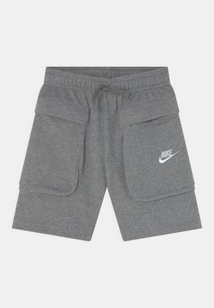 Szare spodenki Nike z elastycznym pasem, sznurkiem do regulacji oraz dużymi klapowymi kieszeniami po obu stronach, z białym logo Nike na prawej kieszeni.