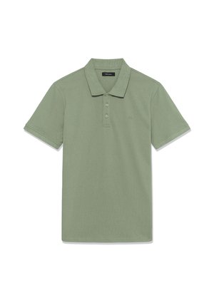 Camiseta tipo polo verde de manga corta con tres botones y cuello doblado, colocada sobre un fondo blanco.
