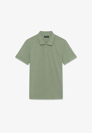 Roheline lühikeste varrukatega polo-särk, millel on kolm nuppu ja voltidega krae, asetatud tasapinnal valgele taustale.