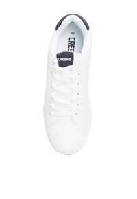 Sneaker bianca con una toma in sintetico liscio, punta rotonda e design con allacciatura. Presenta un collo navy scuro e il logo del marchio sulla linguetta. Taglia 39.