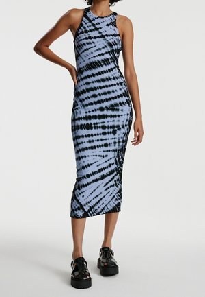 Robe midi tie-dye bleue et noire avec une silhouette ajustée, un col rond et une conception sans manches. Tissu lisse et extensible.