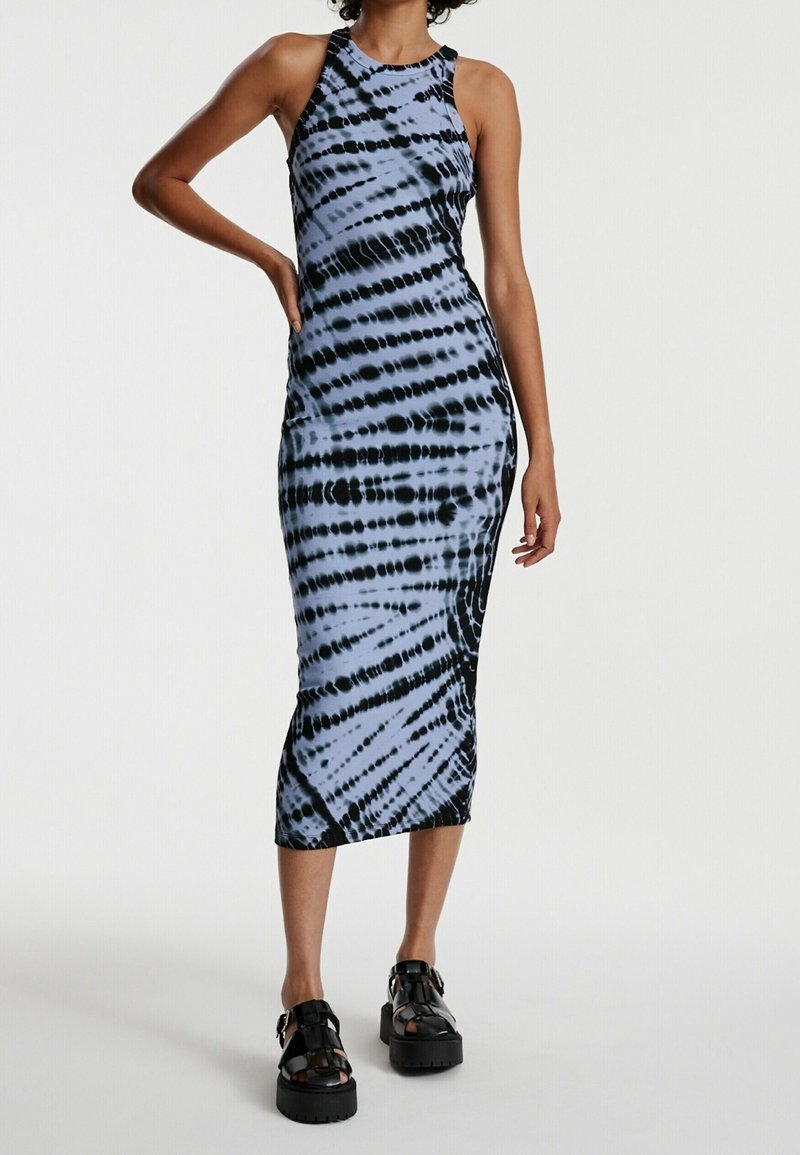 Robe midi tie-dye bleue et noire avec une silhouette ajustée, un col rond et une conception sans manches. Tissu lisse et extensible.