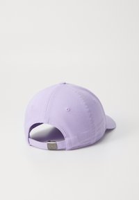 Lila pamut baseball sapka ívelt napszemüvegivel, állítható pánttal a hátsó részen, és szellőző lyukakkal az oldalsó paneleken.