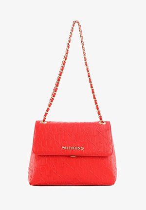 Borsa a mano in pelle rossa con logo "Valentino" impresso, hardware dorato e tracolla a catena con anelli alternati rossi e dorati.