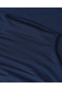 Navyblauwe katoenen stof met een gladde textuur, licht gekreukt, wat de soepele val en rekbaarheid benadrukt. Geen patronen of accenten zichtbaar.