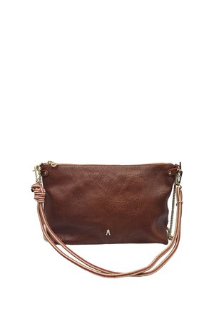 Sac à épaule en cuir marron avec fermeture éclair dorée et bandoulière en tissu rayé rouge et beige avec des détails en chaîne dorée.