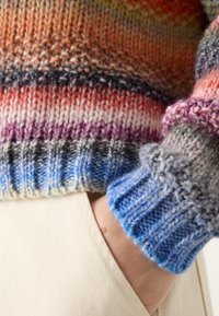 Strickpullover mit einem mehrfarbigen Muster in Orange, Blau und Grautönen. Dicke gerippte Bündchen mit einem blauen Farbverlauf; weicher Stoff.