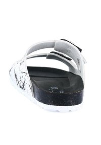 Infradito marmorizzato in bianco e nero, con una soletta nera texturizzata, suola in gomma bianca e tre cinturini grigi regolabili.