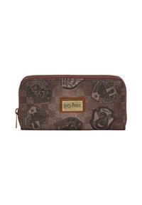Cartera marrón con cremallera que presenta emblemas de casas de Harry Potter en un diseño texturizado, con una etiqueta de cuero en color marrón claro que dice "Harry Potter."