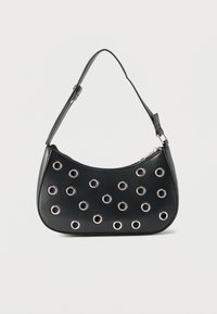 Μαύρη δερμάτινη τσάντα ώμου με ρυθμιζόμενο λουράκι, διακοσμημένη με ασημένιες μεταλλικές τρύπες και επάνω φερμουάρ κλεισίματος.