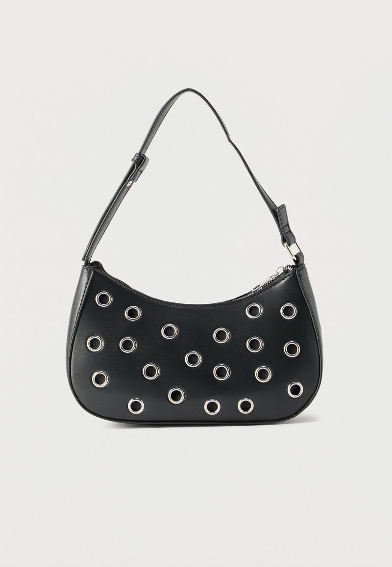 Μαύρη δερμάτινη τσάντα ώμου με ρυθμιζόμενο λουράκι, διακοσμημένη με ασημένιες μεταλλικές τρύπες και επάνω φερμουάρ κλεισίματος.