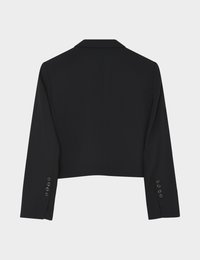 Μαύρο κοντό σακάκι με μακριά μανίκια και τέσσερα κουμπιά σε κάθε μανσέτα, εμφανίζεται από πίσω σε μια απλή φωτεινή επιφάνεια.