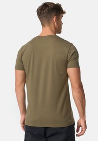 Olivgrünes T-Shirt mit kurzen Ärmeln aus weichem Stoff, mit klassischem Rundhalsausschnitt und einfachem, nahtlosem Rücken.