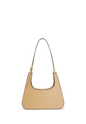 Sac à bandoulière en cuir beige avec une fine sangle ajustable, logo subtil à l’avant, et forme trapézoïdale arrondie.