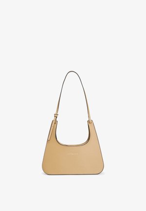 Sac à bandoulière en cuir beige avec une fine sangle ajustable, logo subtil à l’avant, et forme trapézoïdale arrondie.