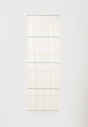 Witte rechthoekige stof met horizontale dunne strepen in zwart, oranje, roze en lichtgroen, plat afgebeeld tegen een witte achtergrond.