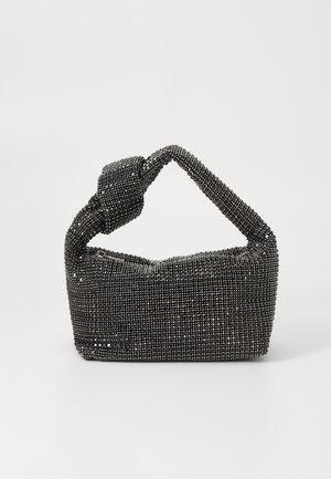 Sac à main rectangulaire noir recouvert de petites perles argentées, avec une poignée nouée et une fermeture éclair supérieure.