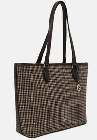 Torba tote w brązowo-beżowy wzór houndstooth z brązowymi skórzanymi detalami i pasekami na ramię. Posiada dekoracyjny złoty charms w kształcie logo.