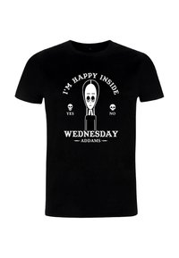 Černé bavlněné tričko s bílým grafickým potiskem postavy s dlouhými vlasy, textem "JSEM ŠŤASTNÁ UVNITŘ WEDNESDAY ADDAMS" a akcenty lebek.
