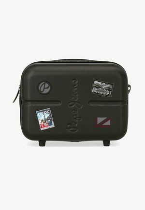Maleta dura negra de Pepe Jeans con pegatinas del Metro de Londres, el logo de Pepe Jeans y diseños temáticos de viajes.