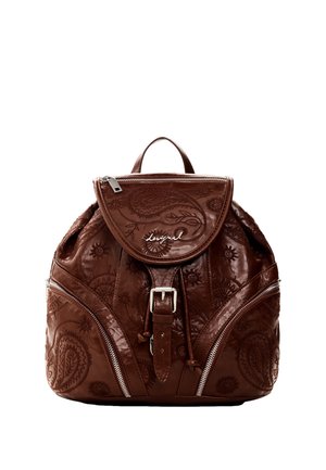 Zaino in pelle marrone con motivi floreali in rilievo, patta frontale con fibbia in metallo, due tasche diagonali con zip e maniglia superiore.