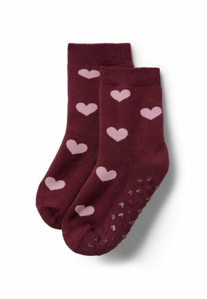 Paar kastanienbraune Knöchelsocken mit rosa Herzmustern und strukturierten Grip-Punkten an den Sohlen vor weißem Hintergrund.
