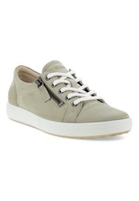 Baskets en suède gris clair avec des lacets blancs, détail de fermeture éclair sur le côté, et une semelle en caoutchouc blanc avec un fond texturé pour une meilleure adhérence.