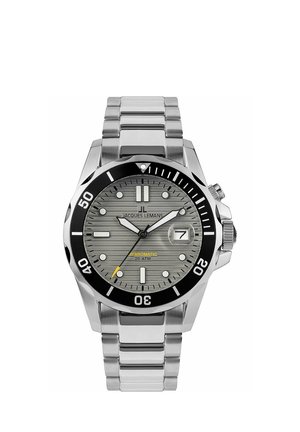 Jacques Lemans ur med en armbånd af rustfrit stål, grå tekstureret skive, sort krans, lysende timemarkører og datovindue ved 3-tiden.