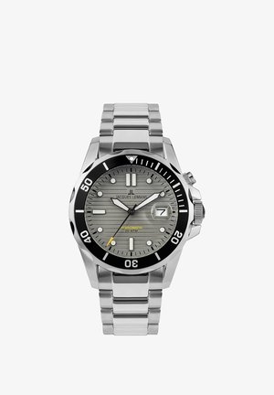 Jacques Lemans ur med en armbånd af rustfrit stål, grå tekstureret skive, sort krans, lysende timemarkører og datovindue ved 3-tiden.