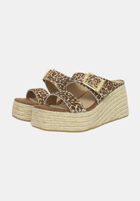 Sandali platform espadrille con stampa leopardata, dotati di due ampie cinghie e fibbie dorate. Suola a cuneo rivestita in juta e morbido rivestimento interno.