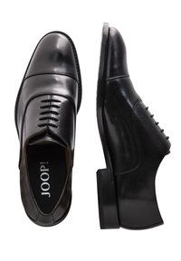 Zwarte leren dresschoenen met een gladde afwerking, met een ronde neus, decoratieve veters op de wreef en een getextureerde zool. Merklogo zichtbaar.