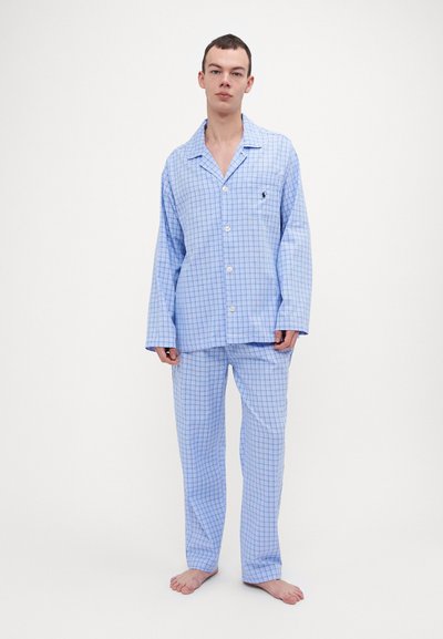 Ensemble de pyjama à carreaux bleu clair avec manches longues et pantalon. Fabriqué en tissu doux, il comprend un devant à boutons, un col et une poche poitrine.