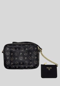 Borsa in finta pelle nera con motivo a logo in rilievo; presenta una forma rettangolare, una tracolla regolabile e un piccolo portafoglio staccabile con zip.