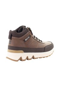 Brązowe półtrampki wykonane z teksturowanej skóry i materiału. Charakteryzują się białą i tanową ząbkowaną podeszwą, sznurowanym zapięciem oraz detalem z logo.