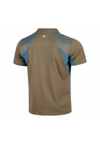 Braunes Poloshirt mit kurzen Ärmeln, das ein Netztextur aufweist, blaue geometrische Musterakzente an den Schultern und ein klassisches Kragen-Design hat.