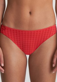 Rode bikini onderkant met een geruit patroon, gemaakt van soepel stof. Heeft een decoratieve bloemenaccent aan de linkerkant. Middelhoge pasvorm.