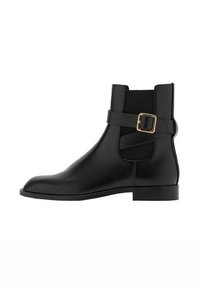 Botină neagră din piele, cu vârf rotund, panou elastic lateral și o cataramă decorativă pe curea. Talpă plată cu cusături subtile.