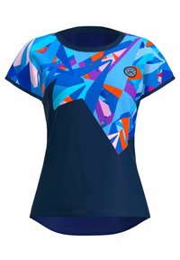 Camiseta deportiva de manga corta con un patrón geométrico en azul, rosa y naranja, con una parte inferior en azul marino y un cuello redondo.