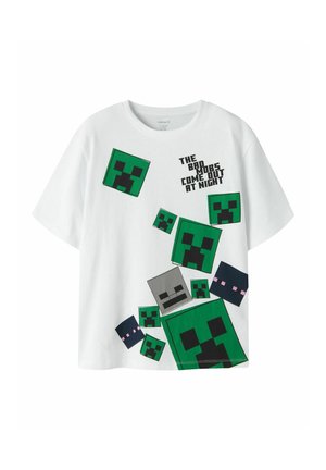 Biały T-shirt z pikselowymi zielonymi, szarymi i czarnymi twarzami potworów oraz tekstem "The bad mobs come out at night" dużymi literami.
