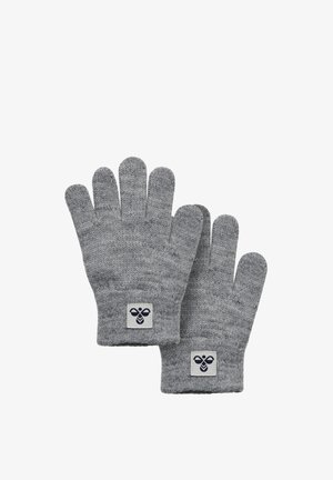 Szare dziergane rękawiczki z prążkowanym mankietem, z białą metką z logo pszczoły. Tekstura jest ciepła i miękka, odpowiednia na zimne dni.