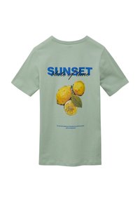 Lichtgroen katoenen t-shirt met een afbeelding van twee citroenen, blauwe tekst "SUNSET" erboven en "staat van limoen" in cursief daaronder.