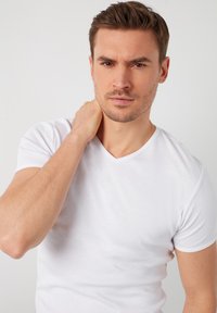 Buratti SLIM FIT - T-shirt basique - white